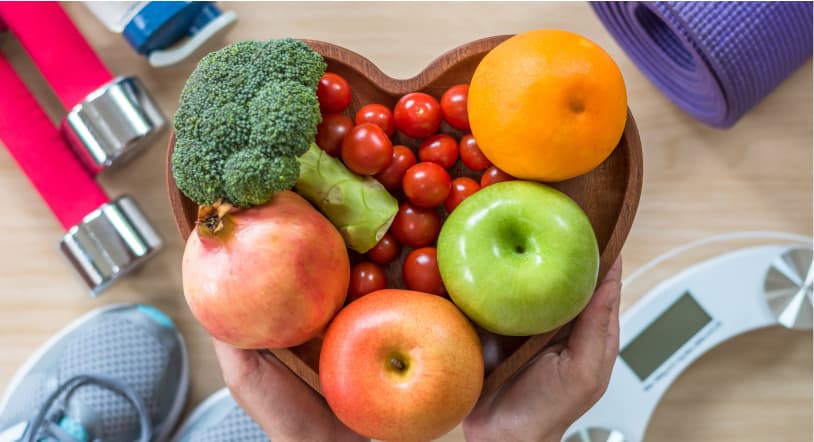 Fruta en un cuenco con forma de corazón